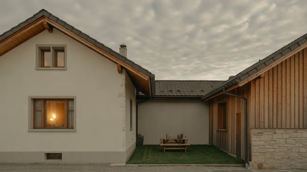 Einfamilienhaus mit Rasen und Gartenbank in der Dämmerung